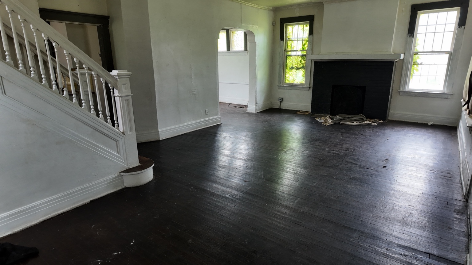 The same interior before the remodel